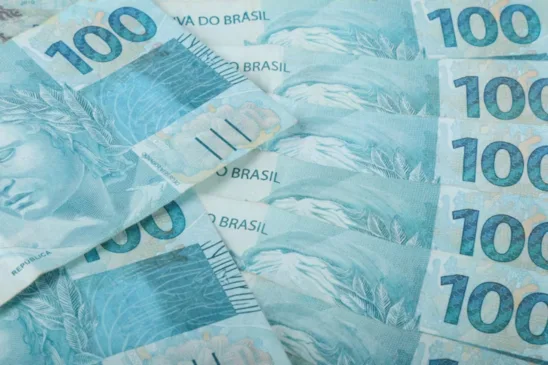 Notas de R$ 100,00 espalhadas