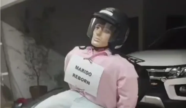 Mulher fez vídeo antes de viajar com o marido reborn pelas estradas