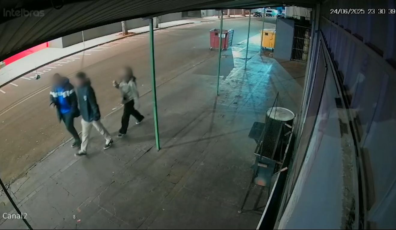 Universitária e os dois abusadores indo ao estádio de futebol