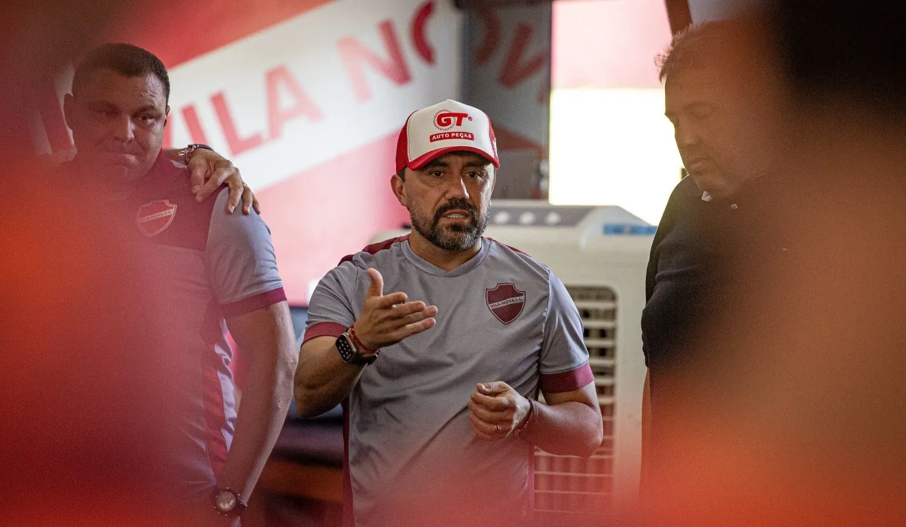 Luizinho em preleção no vestiário