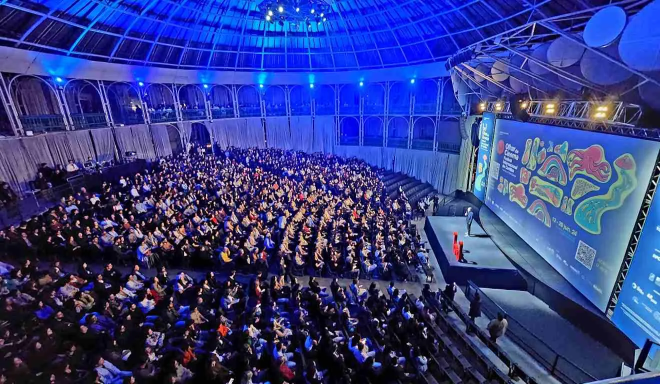 Ópera de Arame em estreia do festival.