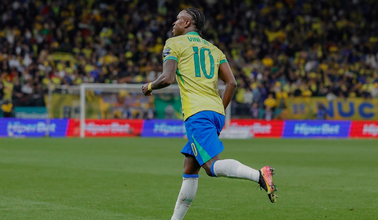 Vinicius Júnior comemora gol do Brasil contra o Paraguai