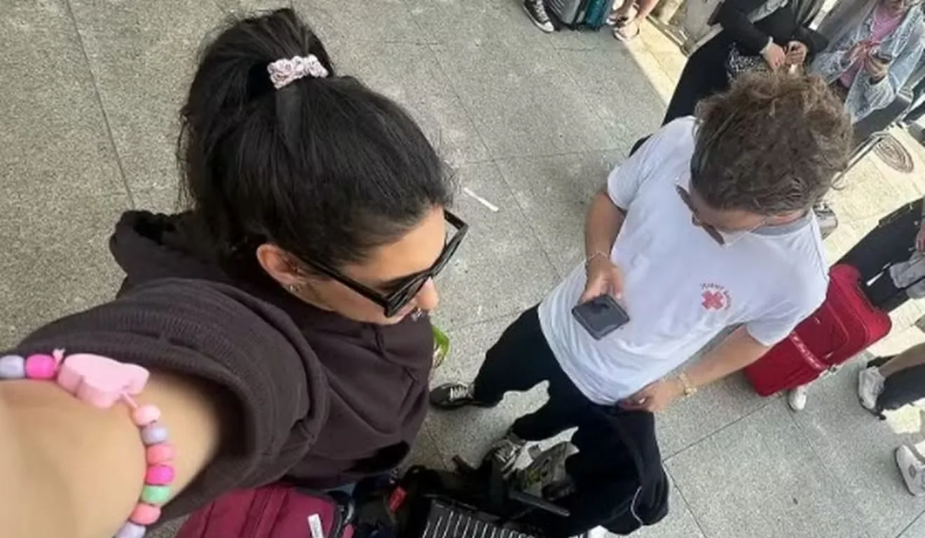 Casal no aeroporto durante viagem para o casamento