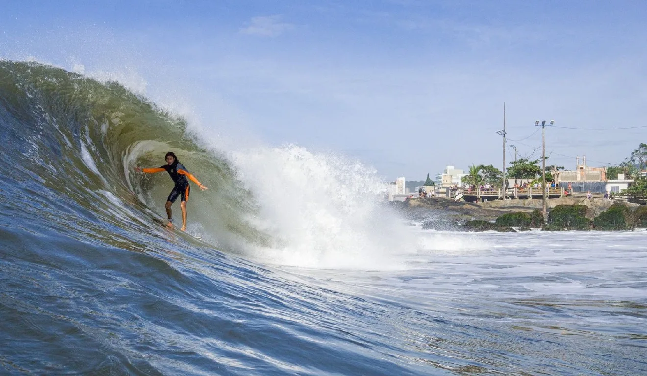 Aminandes Pamplona, atleta da Federação Paranaense de Surf Foto tirada no Pico de Matinhos onde será o evento