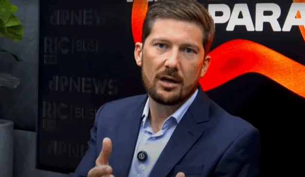 Imagem do Rodrigo Duck durante entrevista para o podcast.