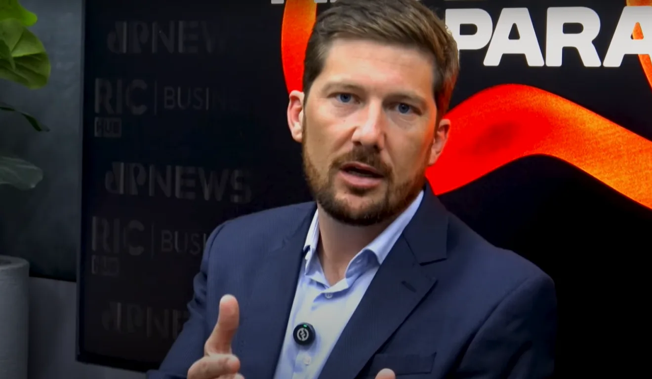 Imagem do Rodrigo Duck durante entrevista para o podcast.