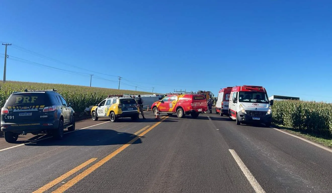 Acidente na BR-369 mobiliza diversas ambulâncias e PRF interdita faixas para atendimento das vítimas