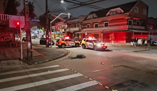 jovem é assassinado com 12 tiros em frente a uma tabacaria no Sítio Cercado