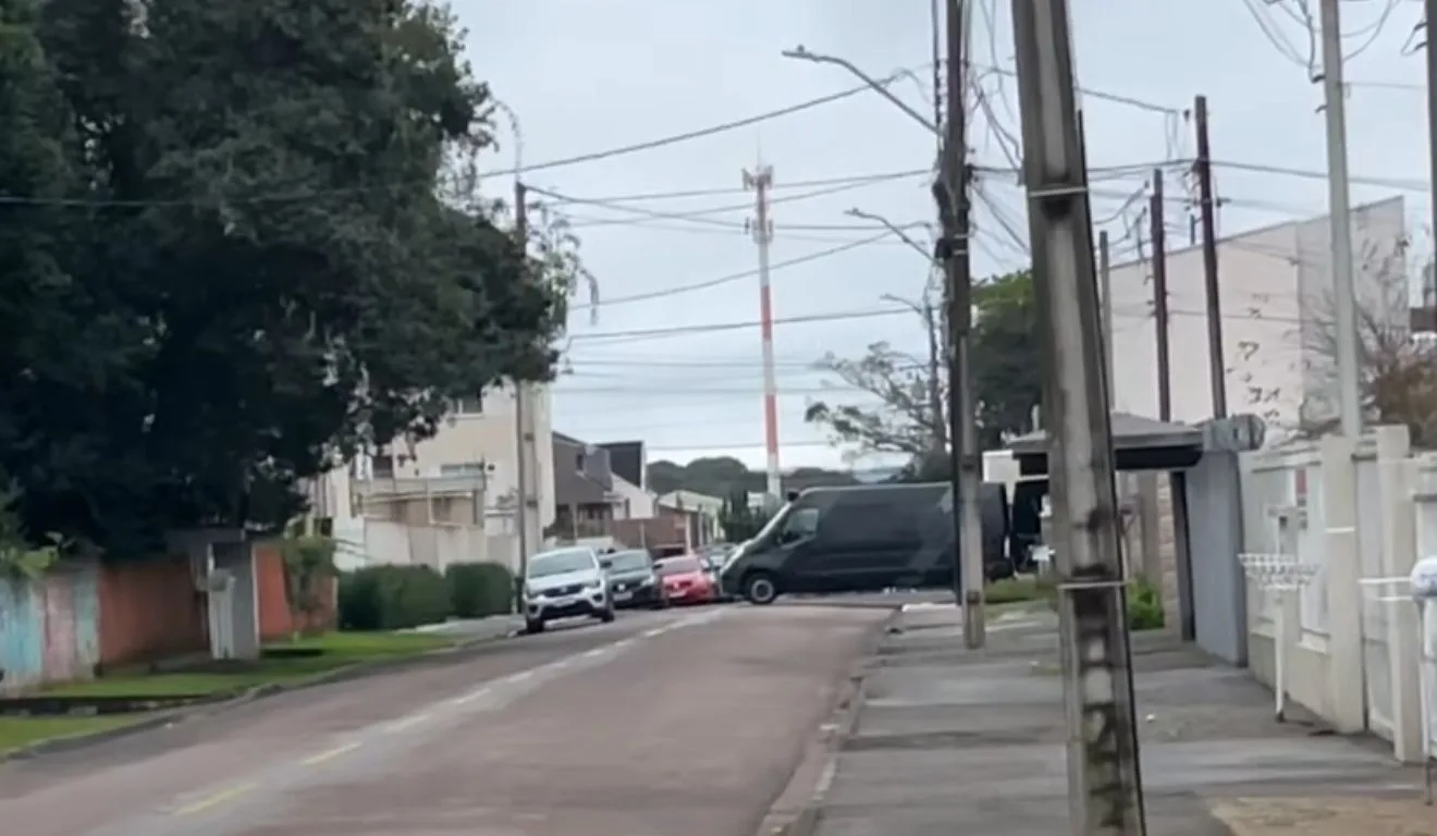 Homem faz esposa e filha reféns em Pinhais, no bairro Vargem Grande