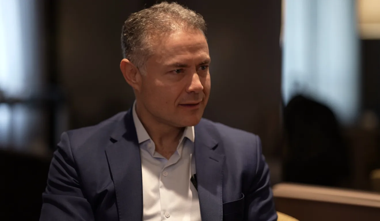 Renan Filho critica antigos contratos de pedágio no PR, anuncia obras e diz que tarifas atuais são 50% menores em Curitiba.