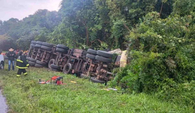 Caminhão tombado na BR-373
