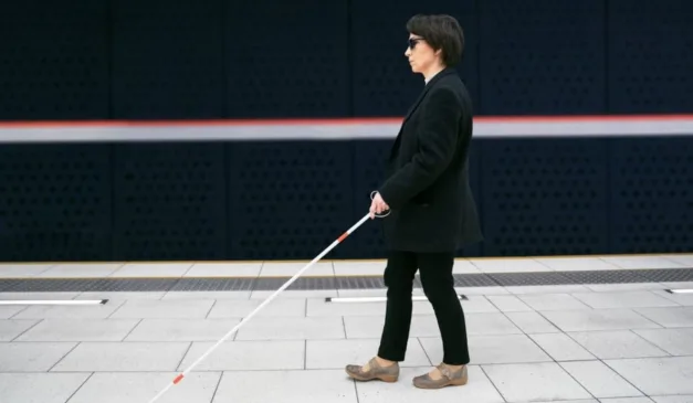 mulher cega caminhando