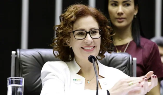 Carla Zambelli diz que deixou o Brasil, dias após ter sido condenada à prisão pelo STF