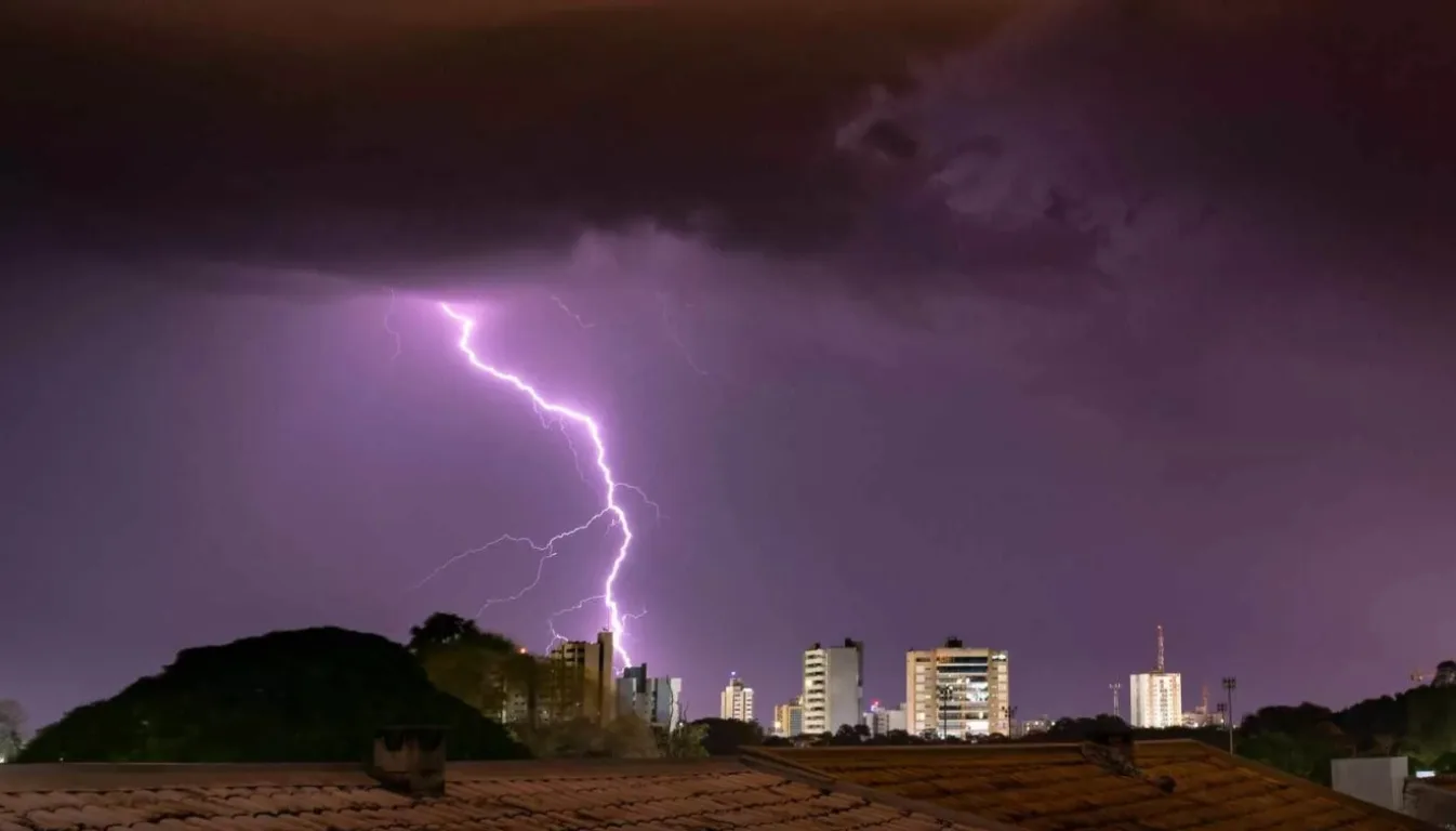 Inmet emitiu um alerta de tempestades para o Paraná neste domingo 