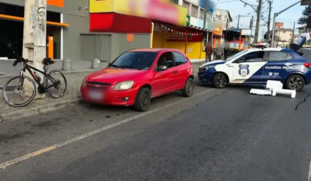 Ciclista é atingido por carro parado em Curitiba