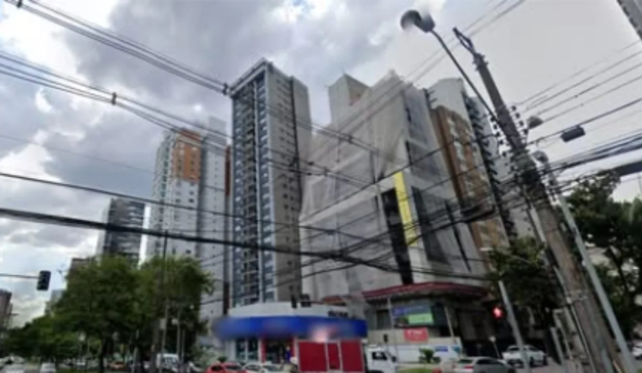 O rapaz ficou pendurado no prédio em março de 2024