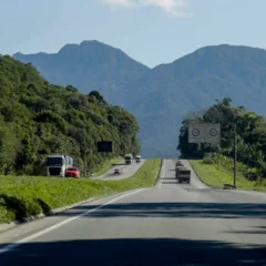 rodovia com montanhas no fundo