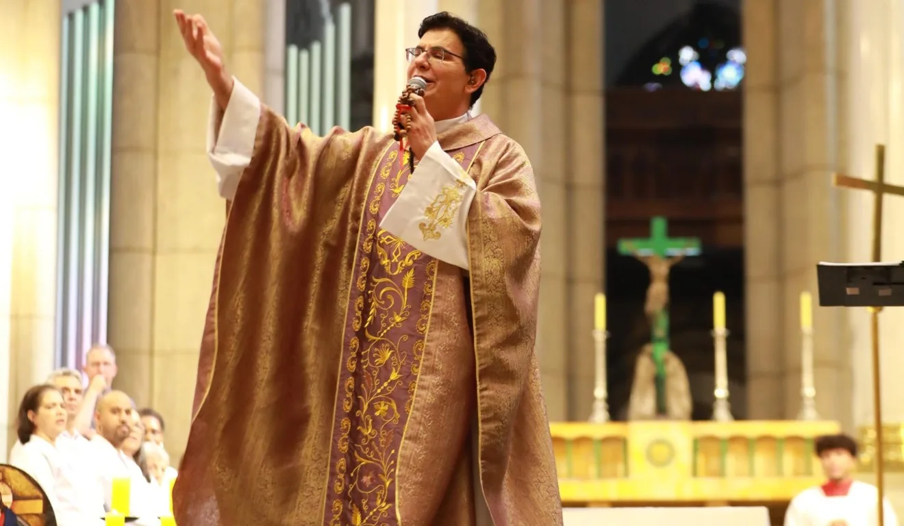 padre com o microfone na mão