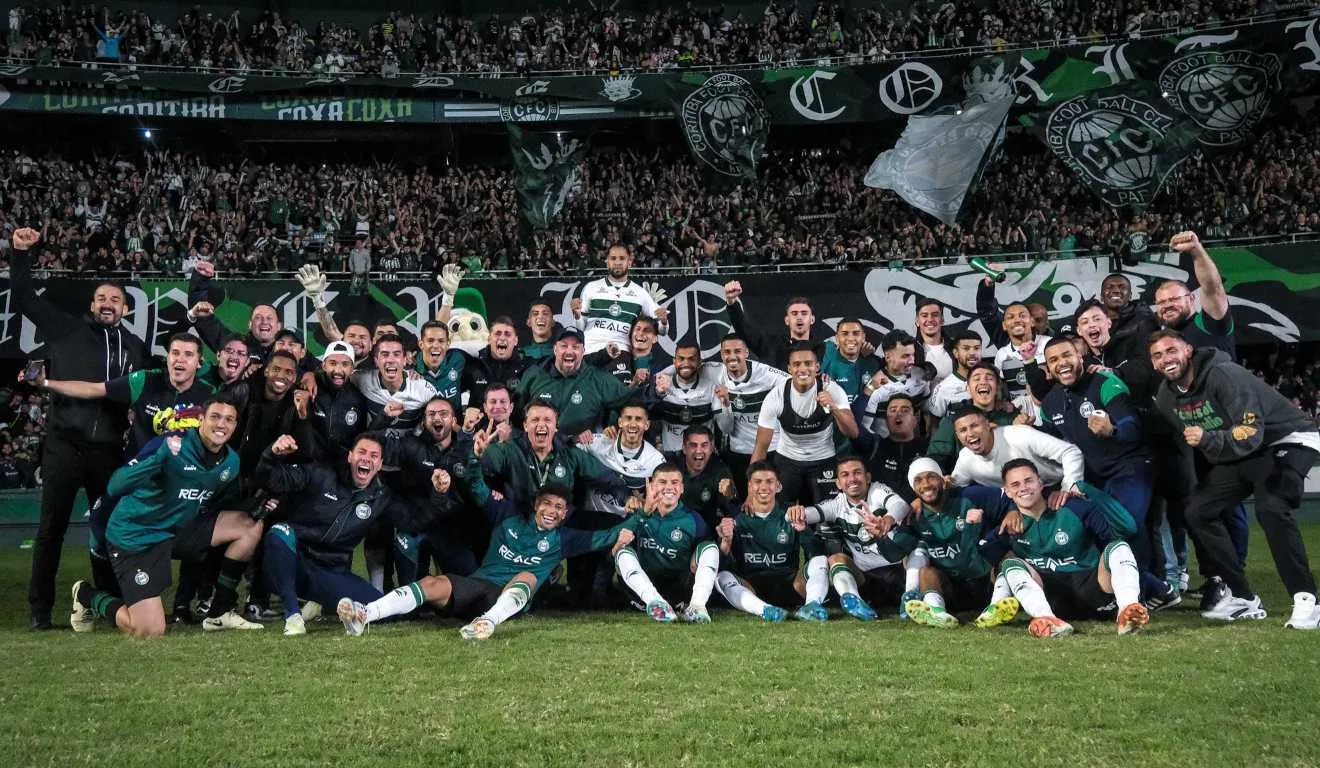 Elenco do Coritiba comemora junto com a torcida a vitória sobre o Avaí.