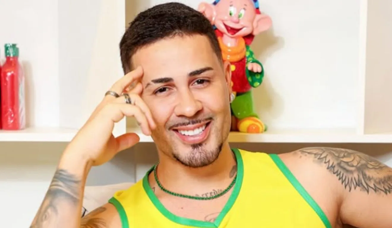Carlinhos Maia vestido com a camisa do Brasil com a mão na cabeça