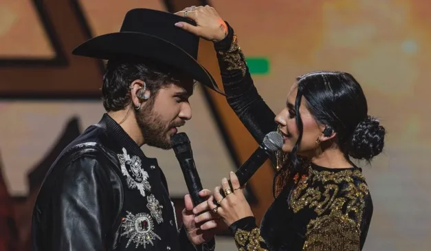 Ana Castela colocando chapéu no Gustavo Mioto