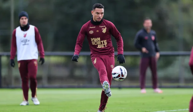 Luiz Fernando em treino do Athletico no CT do Caju