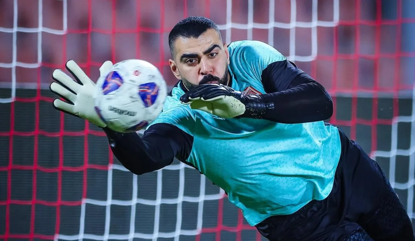 Goleiro do Bahrein realizando defesa em treino