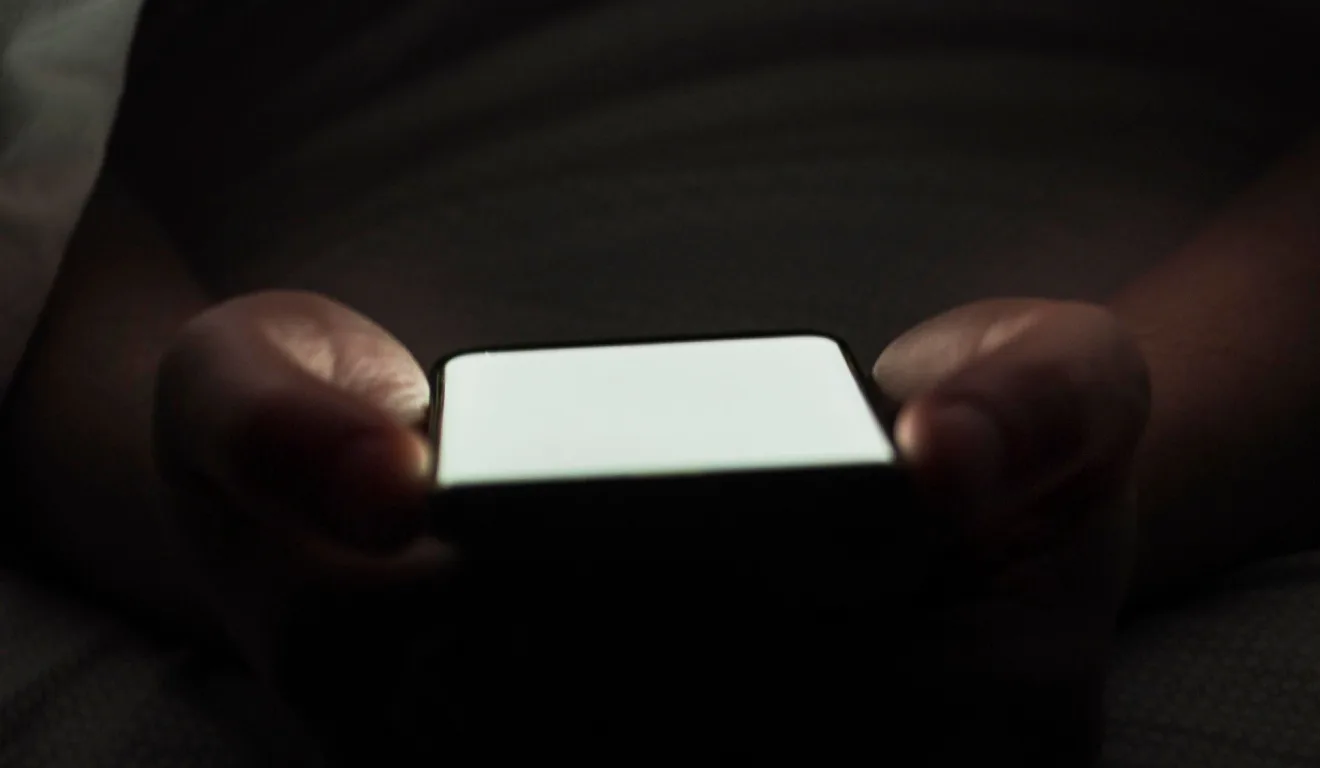 pessoa mexendo no celular