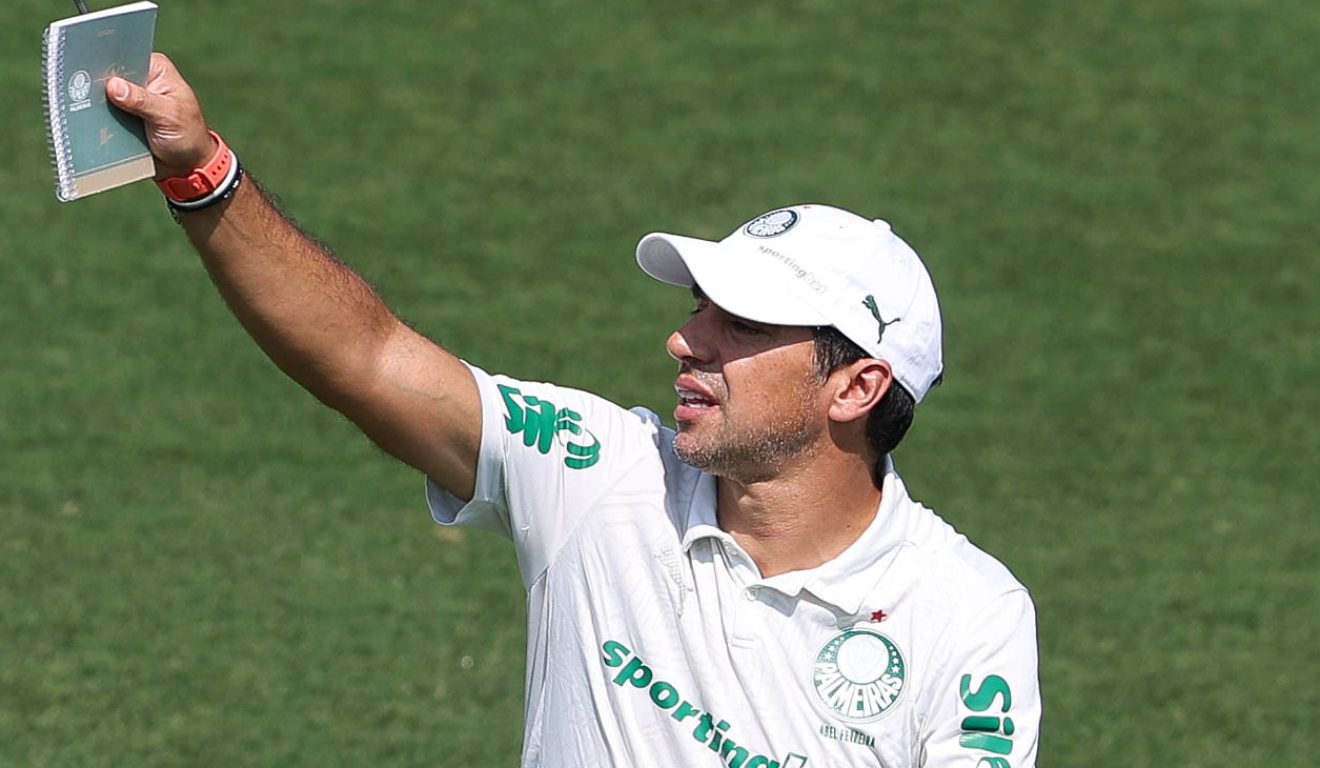 Técnico Abel Ferreira, do Palmeiras, em treino antes do jogo com o Botafogo pelo Mundial.