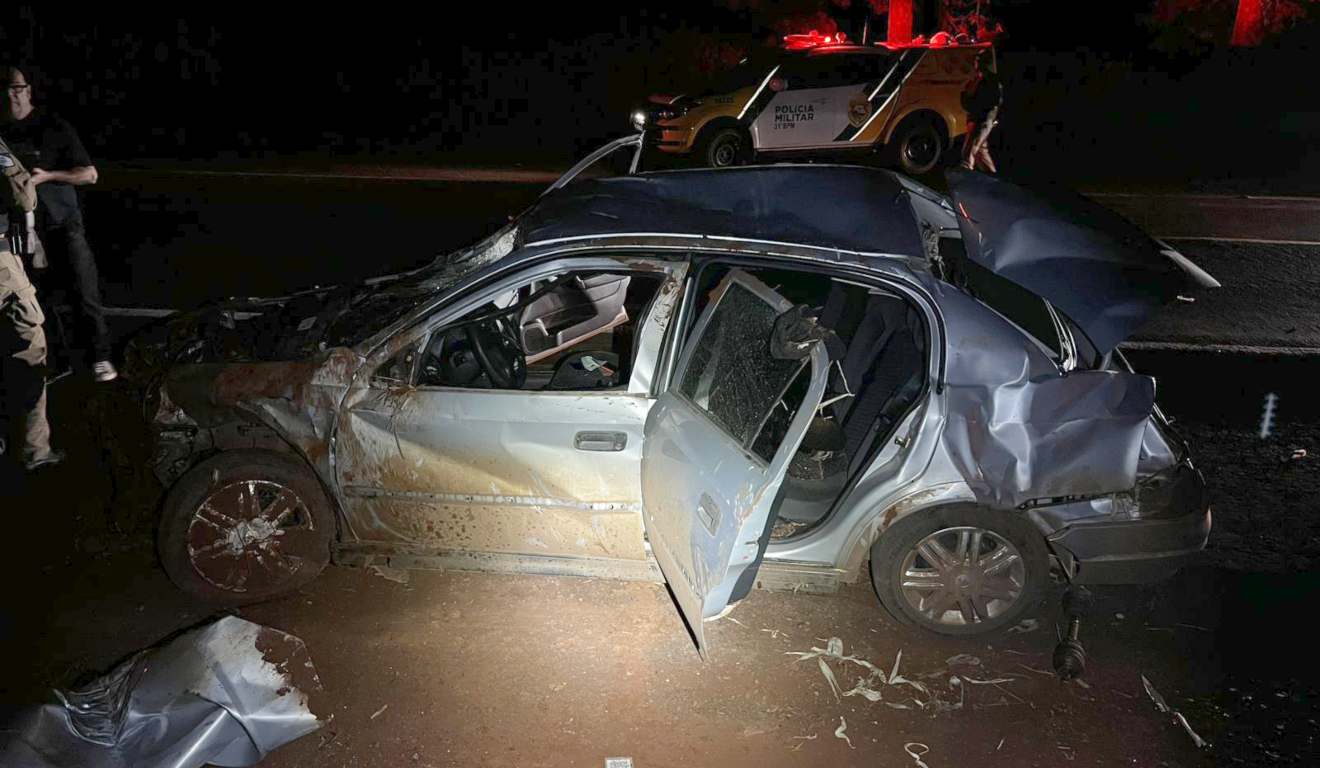 Veículo fica completamente destruído após acidente na PR-182, em Maripá