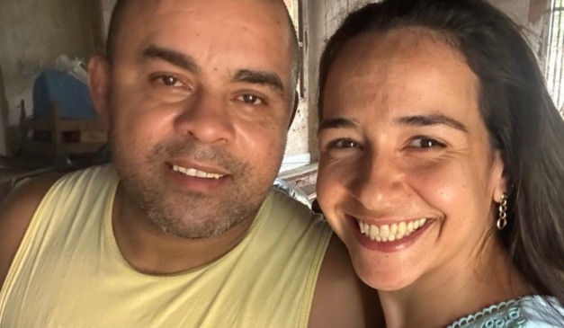 Casal que foi morto pelo filho no Rio de Janeiro em uma foto juntos, sorrindo