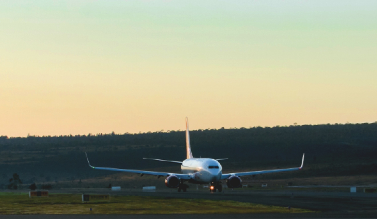 avião pousando em aeroporto