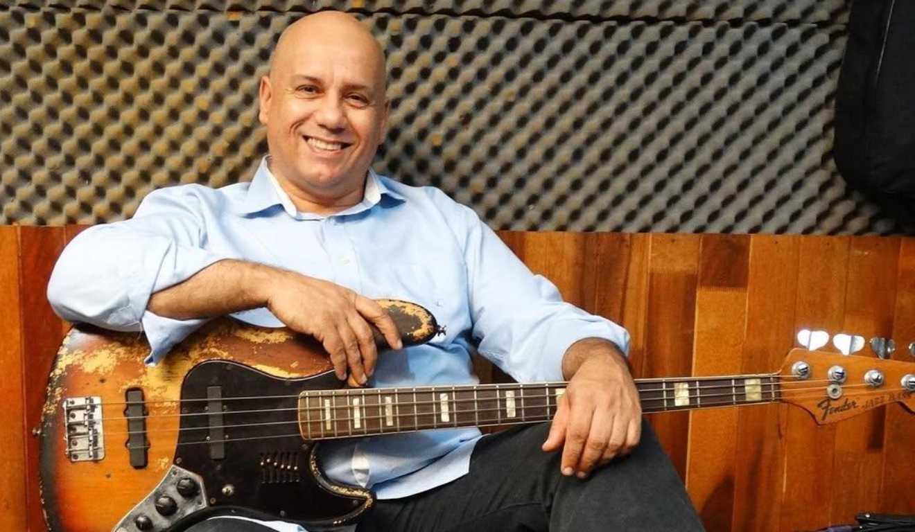 Anísio Mello Júnior segunrando um contrabaixo