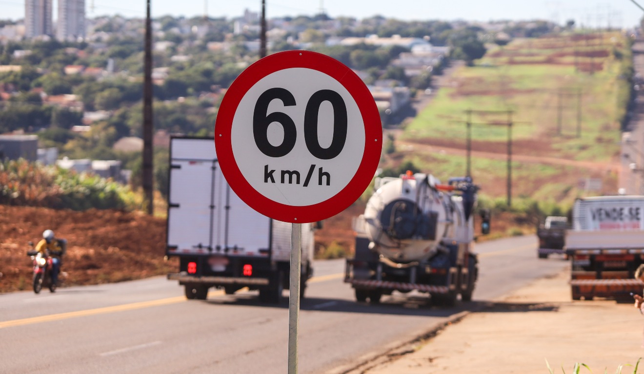 caminhões e placa de limite de velocidade no Contorno Sul de Maringá
