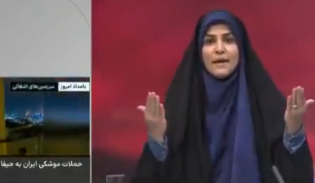 Mulher com hijabna cabeça apresentando programa de tv