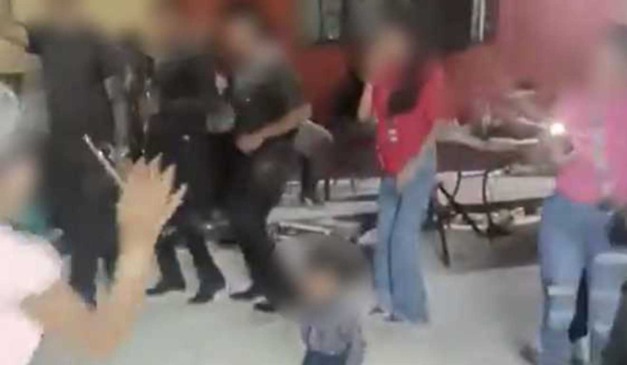 Pessoas dançando em festa de são joão antrs de ataque a tiros