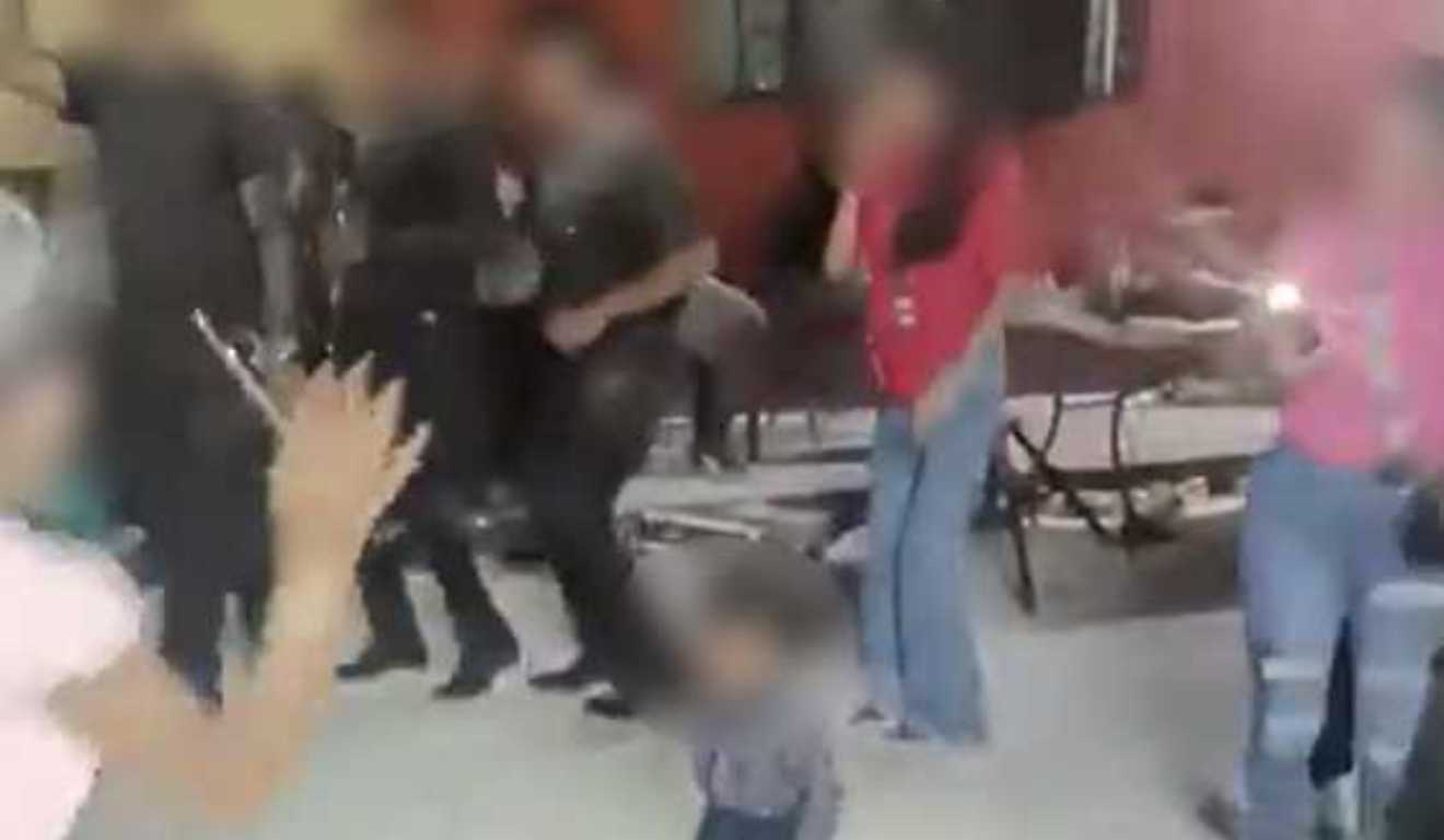 Pessoas dançando em festa de são joão antrs de ataque a tiros