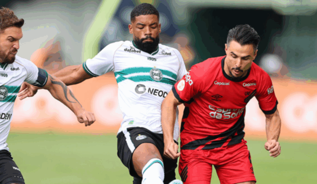 Diogo Oliveira e Willian Bigode disputam a bola no Atletiba