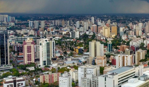 Curitiba visto de cima com estadio de futebol ao fundo
