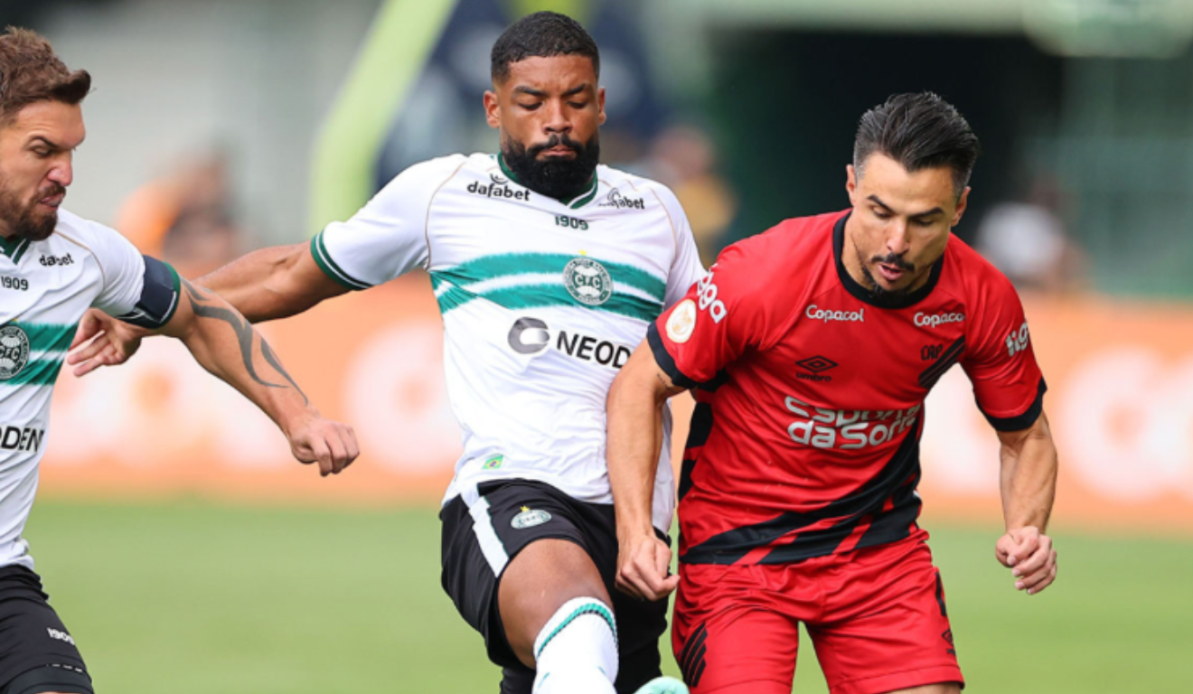 Diogo Oliveira e Willian Bigode disputam a bola no Atletiba