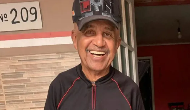 Idoso que morreu ao ser atingido por porta de carro sorrindo com boné em foto