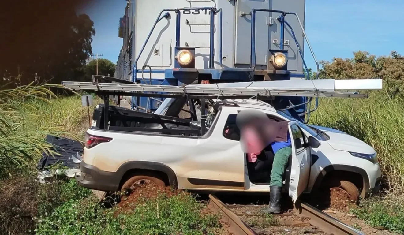 Motorista e o carro foram arrastados pelo trem. Homem morreu no local