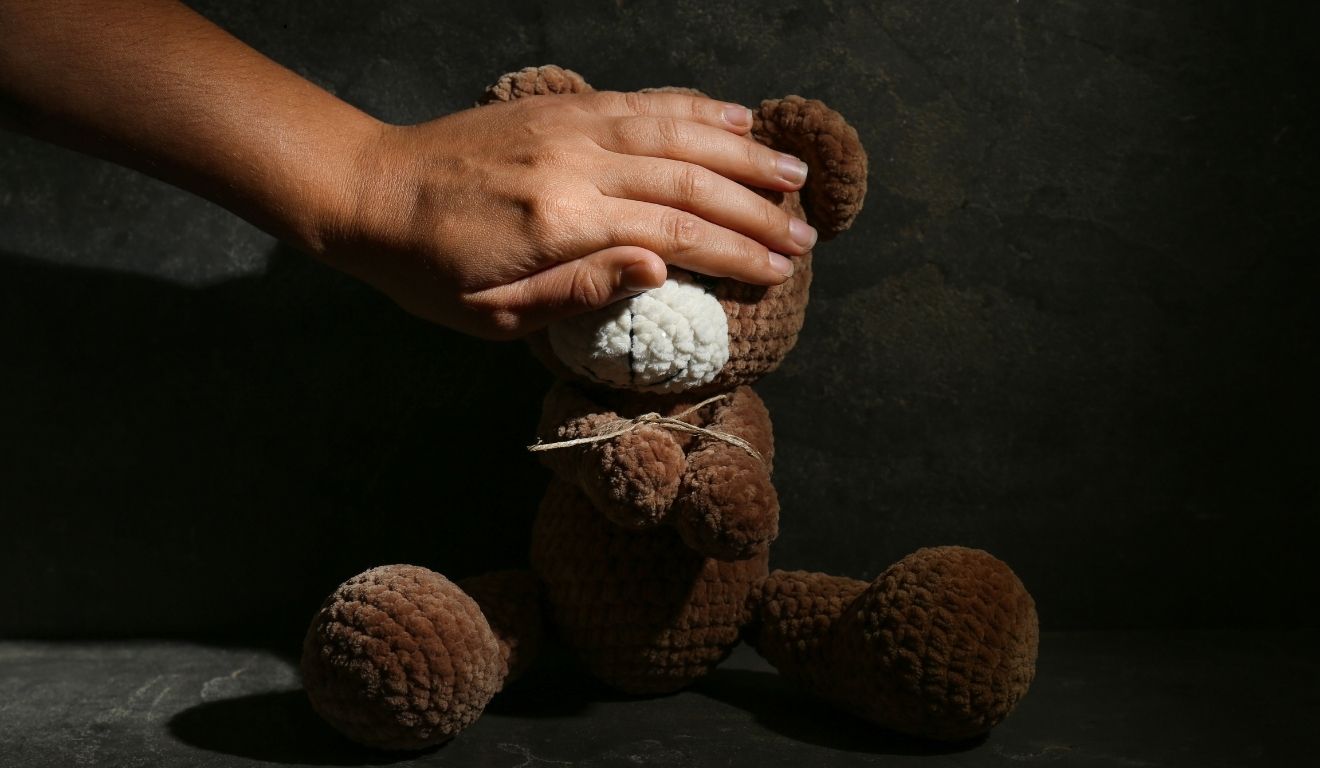 ursinho de pelúcia com os olhos tampados