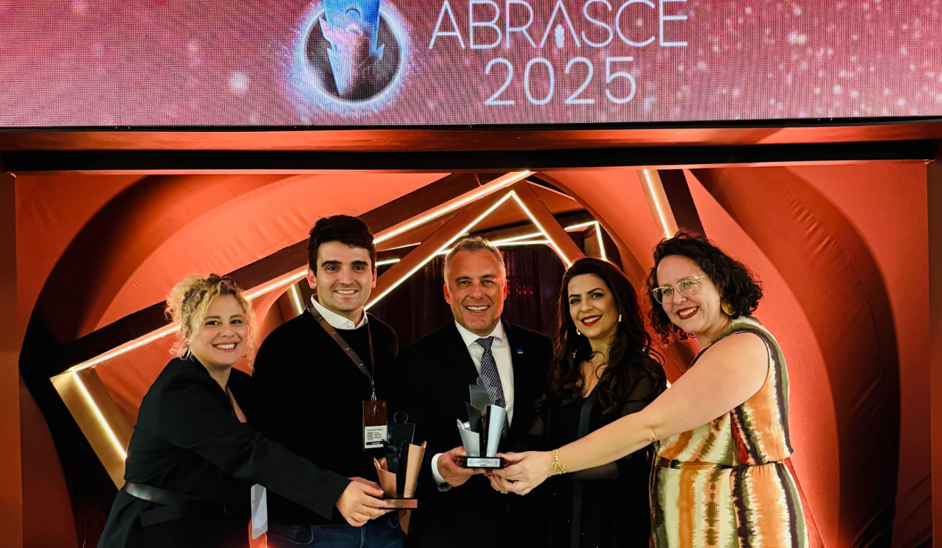 representantes do Jockey Plaza Shopping recebendo premiação Abrace 2025