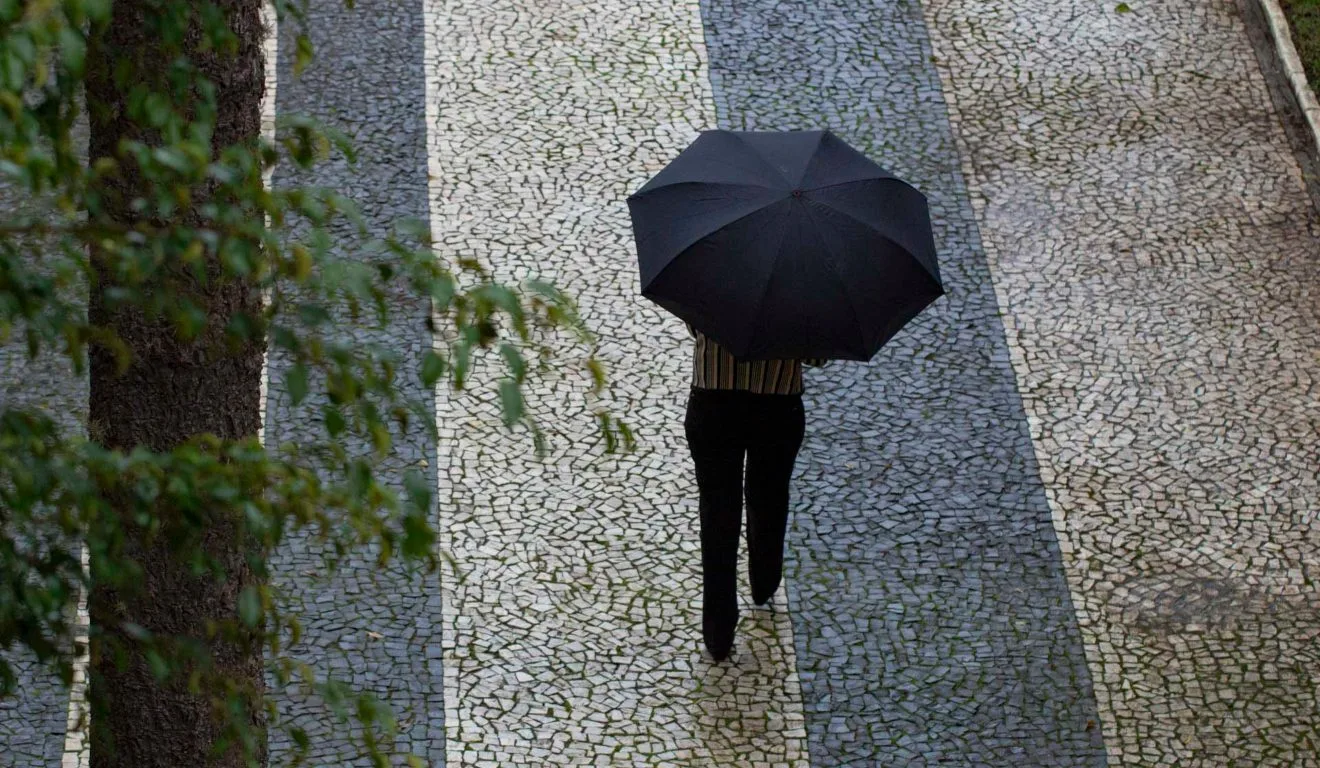 pessoa com guarda-chuva na rua