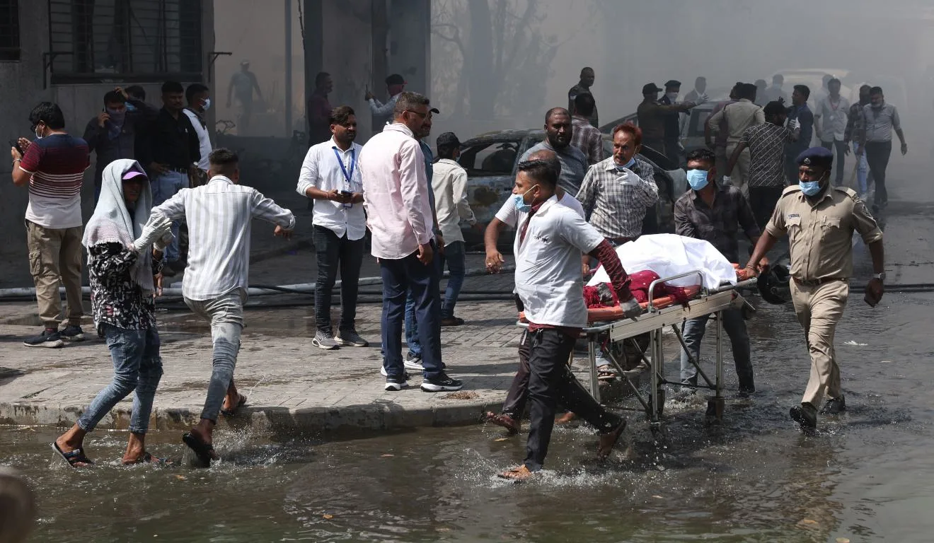 Retirada de corpos onde avião caiu na Índia