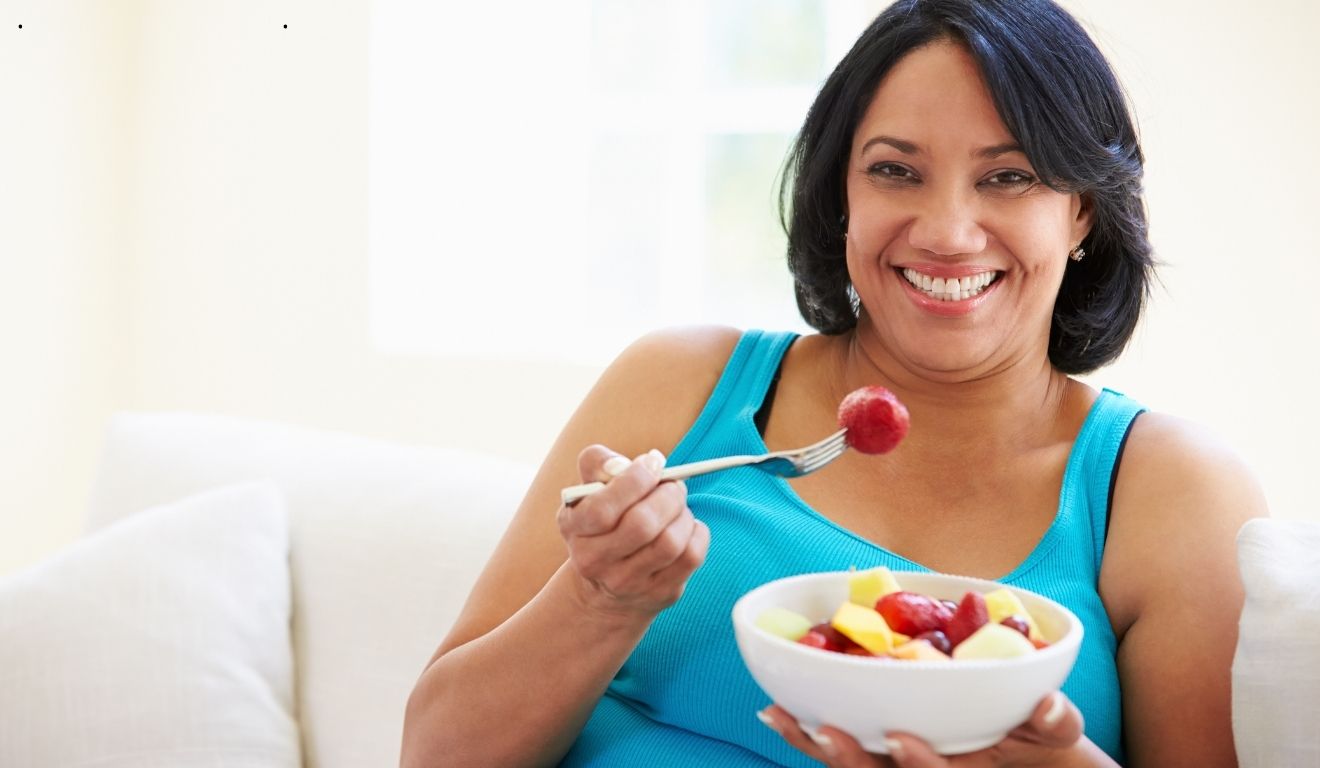 Mulher comendo frutas
