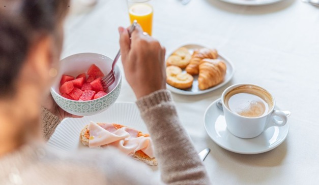 mulher comendo um café da manhã saudável