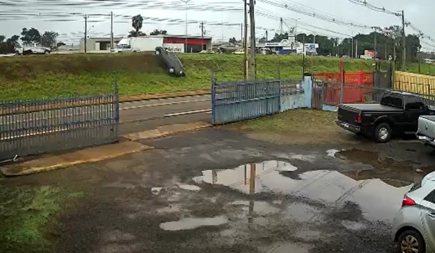 Momento em que o carro capota e bate em poste na br-277