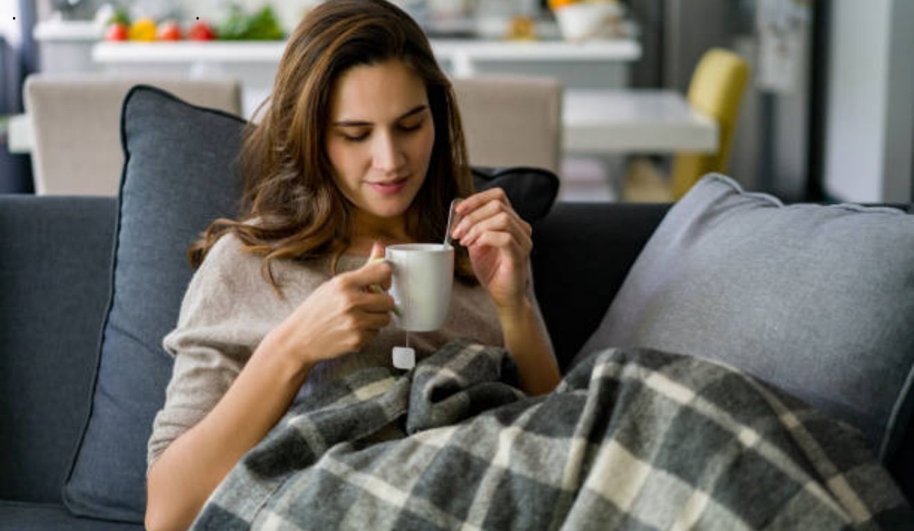 mulher bebendo chá